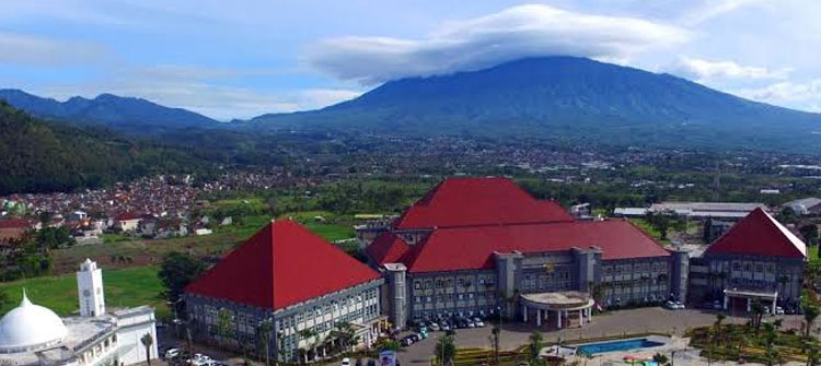 Panorama Gunung Arjuno dan Gedung Balai Kota Among Tani